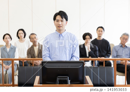 法廷で証言を行う若い男性と裁判を見守る傍聴人 法廷で証言を行う若い男性と裁判を見守る傍聴人 141953033