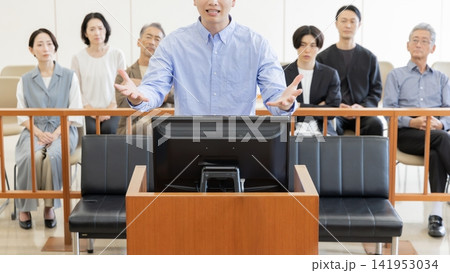 法廷で証言を行う若い男性と裁判を見守る傍聴人 法廷で証言を行う若い男性と裁判を見守る傍聴人 141953034