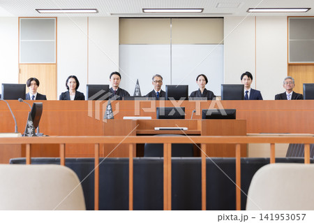 法廷で審理を行う裁判官・裁判員の全景 法廷で審理を行う裁判官・裁判員の全景 141953057