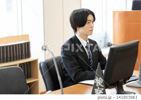 法廷で審理に臨む若い男性検察官のポートレート 法廷で審理に臨む若い男性検察官のポートレート 141953061