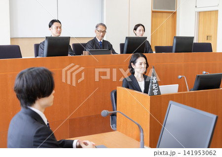 法廷で審理を進行する裁判官と書記官・検察官の法廷風景 法廷で審理を進行する裁判官と書記官・検察官の法廷風景 141953062