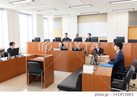 日本の法廷で裁判が進行する法廷全景 日本の法廷で裁判が進行する法廷全景 141953065
