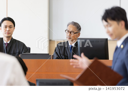 法廷で弁論を聞く裁判官と審理の様子 法廷で弁論を聞く裁判官と審理の様子 141953072