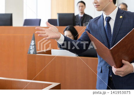 法廷で弁論を行う若手弁護士の手元とジェスチャー 法廷で弁論を行う若手弁護士の手元とジェスチャー 141953075