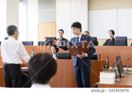 法廷で証人尋問を行う若手弁護士と証人 法廷で証人尋問を行う若手弁護士と証人 141953079