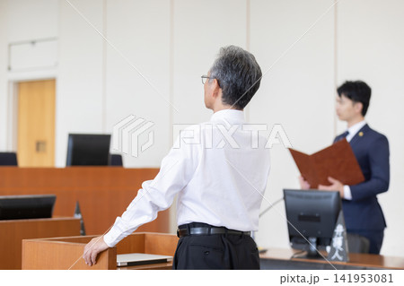 法廷で証言する証人と弁護士の審理風景 法廷で証言する証人と弁護士の審理風景 141953081