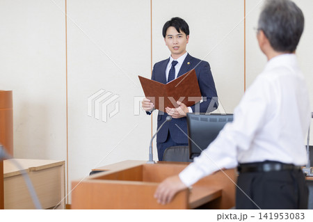 法廷で証人尋問を行う若手弁護士 法廷で証人尋問を行う若手弁護士 141953083