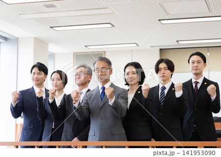 法廷に集う弁護士の集合写真 法廷に集う弁護士の集合写真 141953090