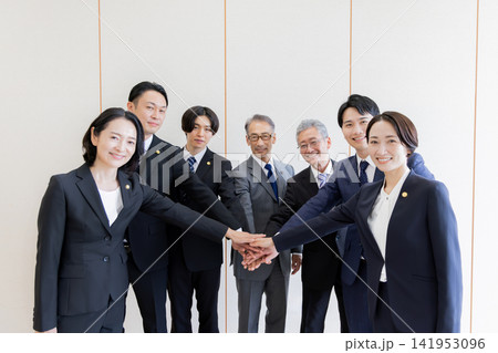 団結して成功を目指す7人の日本人弁護士チーム 団結して成功を目指す7人の日本人弁護士チーム 141953096