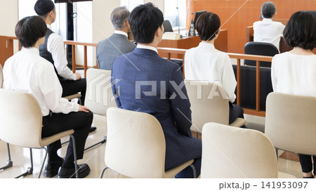 法廷で傍聴する人々の後ろ姿 法廷で傍聴する人々の後ろ姿 141953097