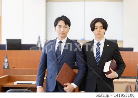法廷に立つ若手日本人弁護士2人のポートレート 法廷に立つ若手日本人弁護士2人のポートレート 141953100