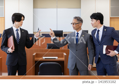 法廷で議論する日本人弁護士と検察 法廷で議論する日本人弁護士と検察 141953102