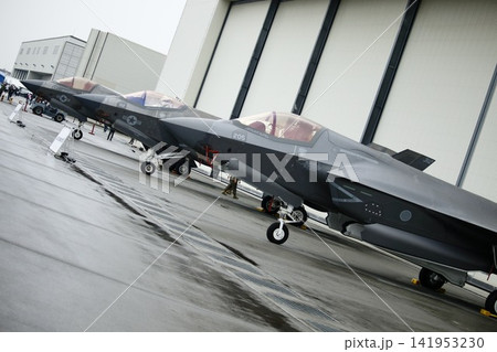 F-35ライトニングII戦闘機 曇天の航空ショーでの駐機風景 F-35ライトニングII戦闘機 曇天の航空ショーでの駐機風景 141953230