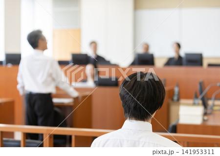 法廷で裁判を傍聴する男性の後ろ姿 法廷で裁判を傍聴する男性の後ろ姿 141953311