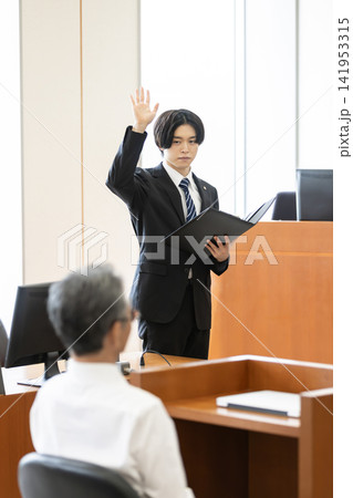 法廷で宣誓する若い検察官 法廷で宣誓する若い検察官 141953315