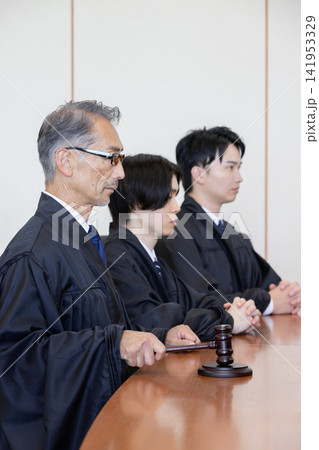 法廷で木槌を持つ日本人裁判官と陪席裁判官 法廷で木槌を持つ日本人裁判官と陪席裁判官 141953329