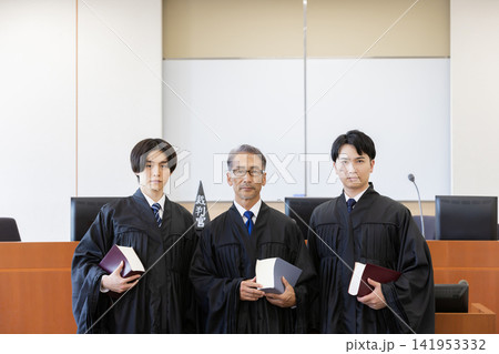法廷で並ぶ日本人裁判官3人のポートレート 141953332