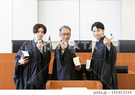 法廷で並ぶ日本人裁判官3人のポートレート 141953334