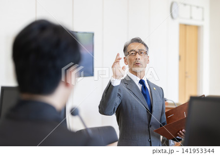 法廷で裁判官に説明をするベテラン弁護士　 141953344
