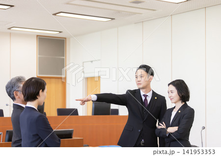 法廷で対峙する検事と弁護士チーム 法廷で対峙する検事と弁護士チーム 141953353