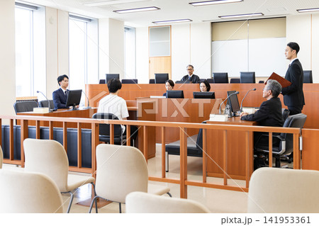 法廷で証人尋問が行われる裁判の全景 法廷で証人尋問が行われる裁判の全景 141953361