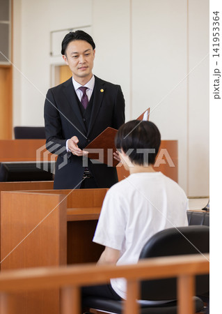 法廷で被告人に語りかける弁護士 法廷で被告人に語りかける弁護士 141953364
