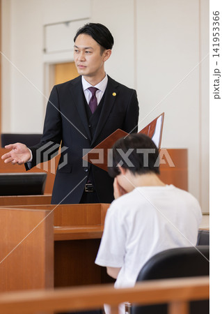 法廷で被告人に語りかける弁護士 法廷で被告人に語りかける弁護士 141953366