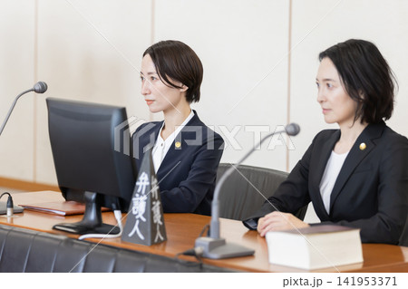 法廷で審理に臨む女性弁護人 法廷で審理に臨む女性弁護人 141953371