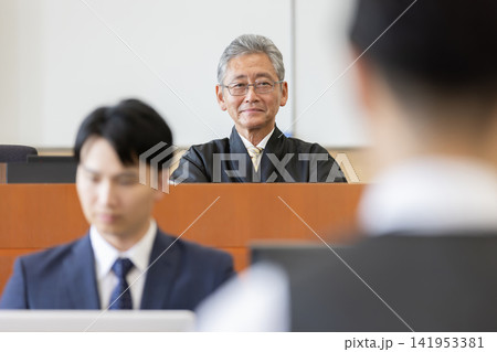 法廷で審理を見守る裁判官 法廷で審理を見守る裁判官 141953381