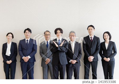 コンプライアンス違反やパワハラを拒否する新入社員とビジネスチーム 141953386