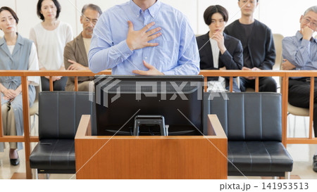 法廷で証言を行う若い男性と裁判を見守る傍聴人　 141953513