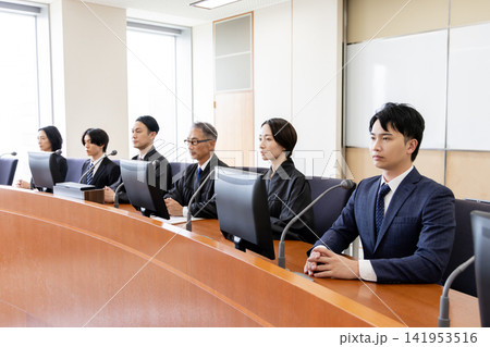 法廷で審理に臨む裁判官・裁判員の横顔 法廷で審理に臨む裁判官・裁判員の横顔 141953516