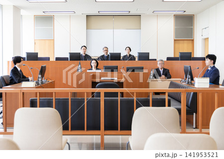 日本の法廷で裁判が進行する法廷全景 日本の法廷で裁判が進行する法廷全景 141953521