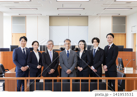 法廷に集う弁護士の集合写真 141953531