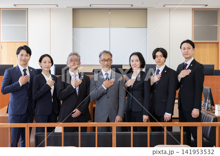 法廷に集う弁護士の集合写真 法廷に集う弁護士の集合写真 141953532