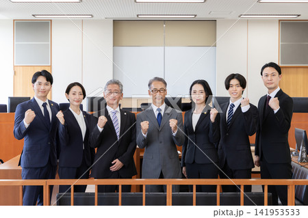 法廷に集う弁護士の集合写真 法廷に集う弁護士の集合写真 141953533