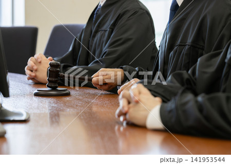 法廷で木槌を打つ裁判官の手元クローズアップ 法廷で木槌を打つ裁判官の手元クローズアップ 141953544