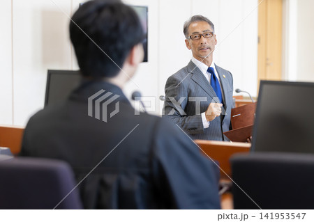 法廷で裁判官に説明をするベテラン弁護士 法廷で裁判官に説明をするベテラン弁護士 141953547