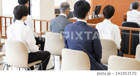 法廷で傍聴する人々の後ろ姿 法廷で傍聴する人々の後ろ姿 141953570