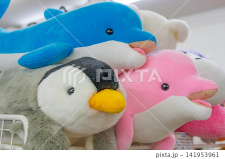 青とピンクのイルカとペンギンのぬいぐるみ 141953961