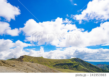 青空と雲が広がる阿蘇の火山地形 141953983