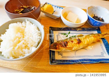 焼き魚とご飯と汁物と小鉢をそろえた定食 141953995