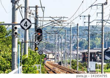 青空の下を延びる線路と鉄道設備(信号機・架線柱・標識) 青空の下を延びる線路と鉄道設備(信号機・架線柱・標識) 141954795