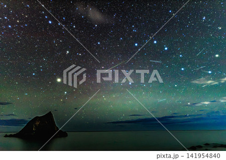 積丹半島の奇岩である窓岩上空に流れるペルセウス座流星群の劇的な一瞬 積丹半島の奇岩である窓岩上空に流れるペルセウス座流星群の劇的な一瞬 141954840
