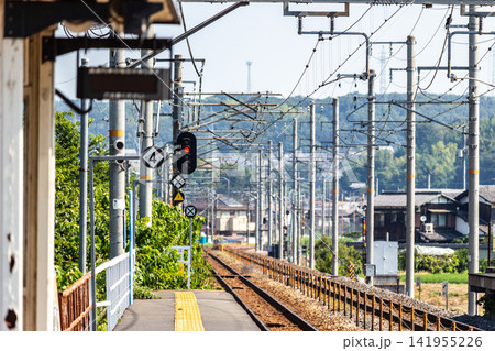 線路と駅のホーム ローカル線の風景 青空と信号機 線路と駅のホーム ローカル線の風景 青空と信号機 141955226
