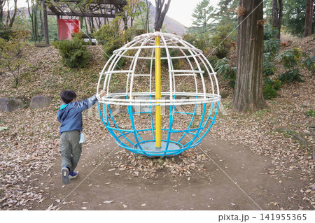 公園で元気に遊ぶ子供と地球ジム 141955365