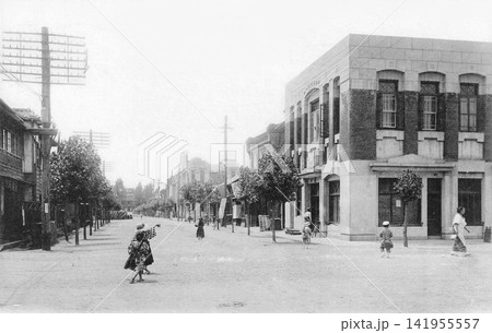 古写真 1924-1933年 日本統治時代の北朝鮮・新義州 道庁通り(正面奥に平安北道庁) 古写真 1924-1933年 日本統治時代の北朝鮮・新義州 道庁通り(正面奥に平安北道庁) 141955557