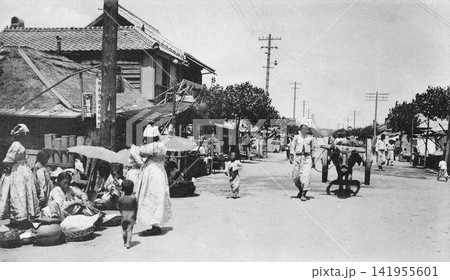 古写真 1924-1933年 日本統治時代の北朝鮮・新義州 朝鮮町(朝鮮人街)を通る牛車 古写真 1924-1933年 日本統治時代の北朝鮮・新義州 朝鮮町(朝鮮人街)を通る牛車 141955601