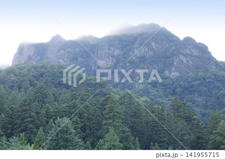 表妙義 白雲山の中腹に掲げられた白い大の字 表妙義 白雲山の中腹に掲げられた白い大の字 141955715