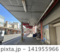 神田駅西口の商店街を走る路面電車 141955966